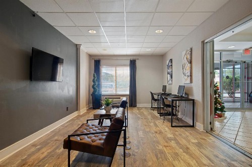 OYO Townhouse Orlando West - image 48