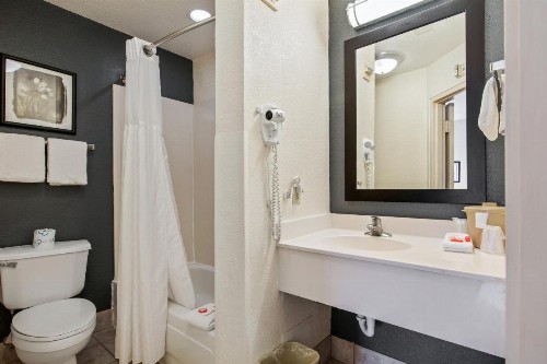 OYO Townhouse Orlando West - image 49