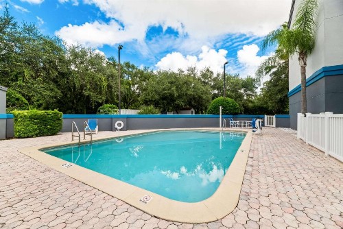 OYO Townhouse Orlando West - image 50