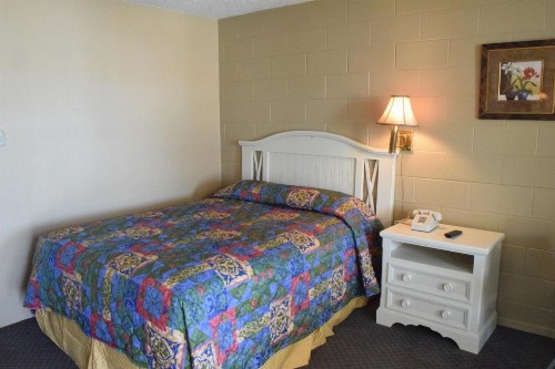 Imperial Motel - image 11