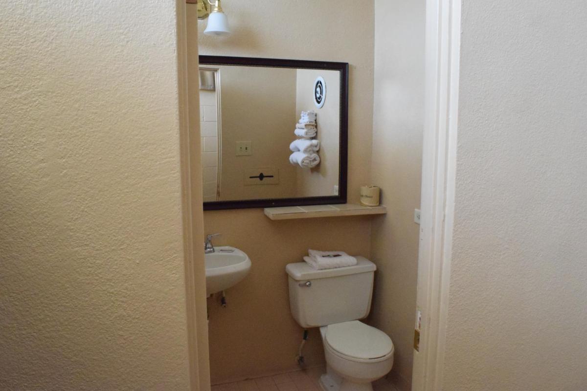 Imperial Motel - image 7