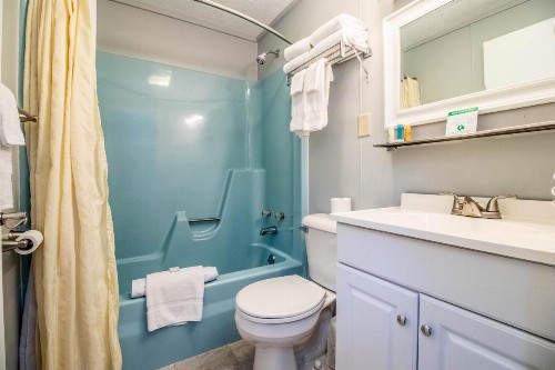 Sea View Motel - image 30