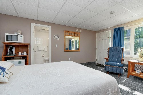 Towne Lyne Motel - image 14