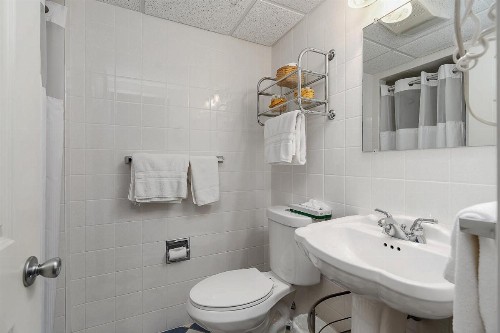 Towne Lyne Motel - image 19
