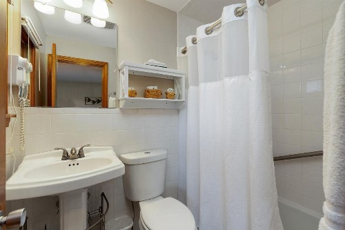 Towne Lyne Motel - image 24