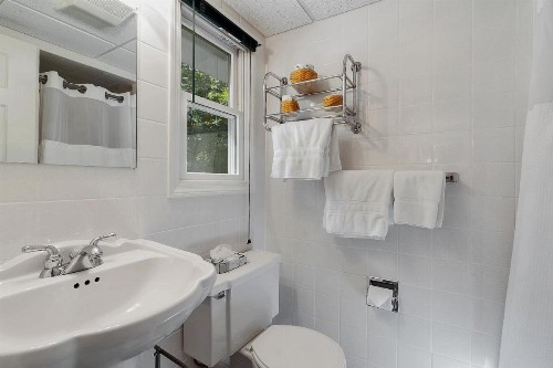Towne Lyne Motel - image 37