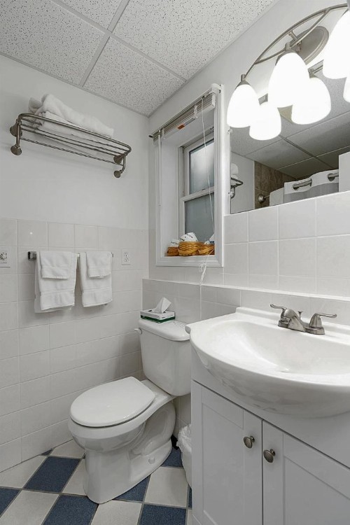 Towne Lyne Motel - image 42
