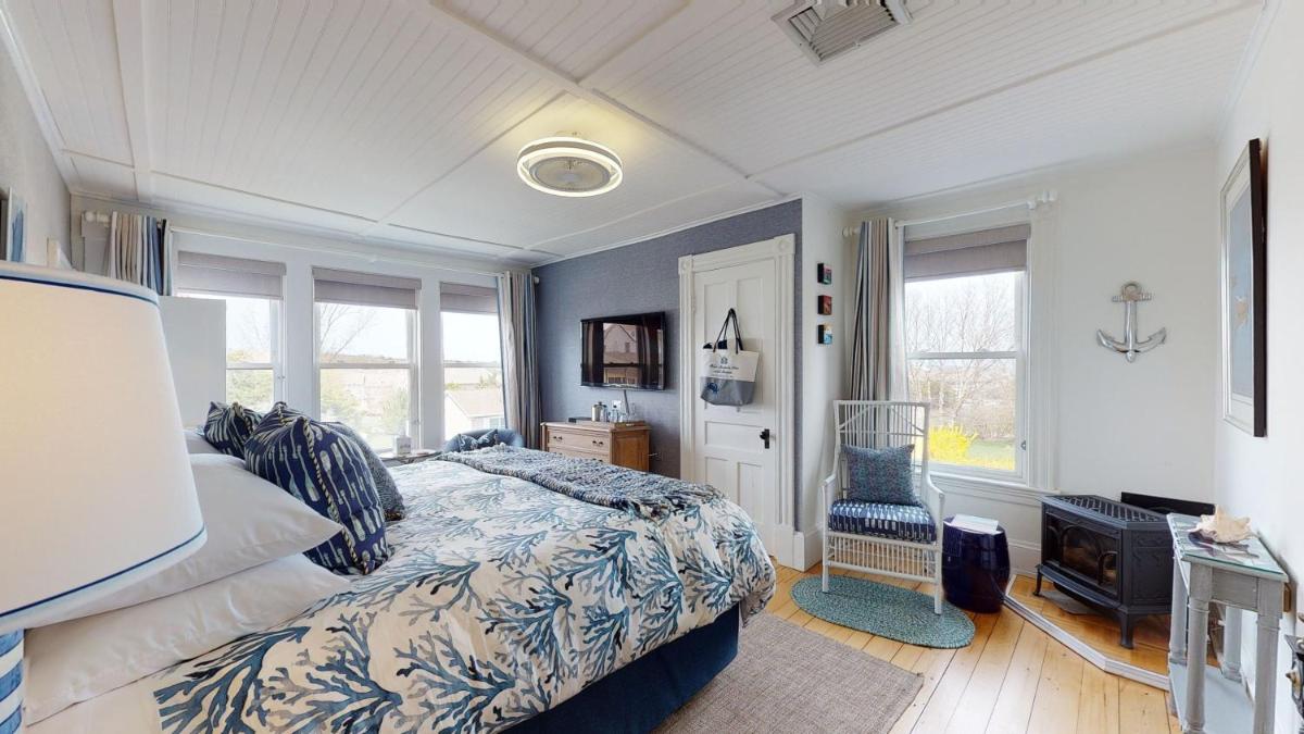 Blue Shutters Inn - image 2