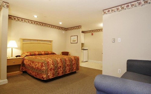 Studio East Motel - image 24