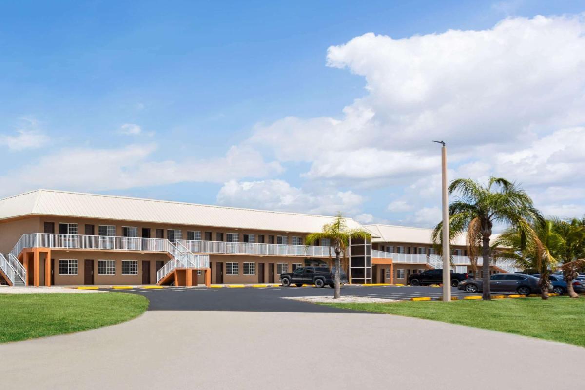 Travelodge Suites by Wyndham Lake Okeechobee - main image