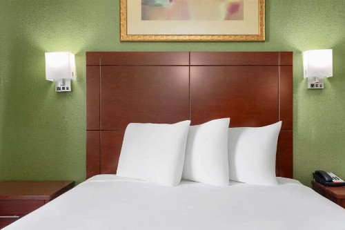 Travelodge Suites by Wyndham Lake Okeechobee - image 20