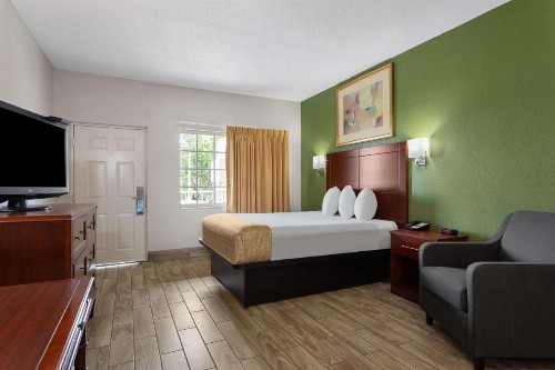 Travelodge Suites by Wyndham Lake Okeechobee - image 6