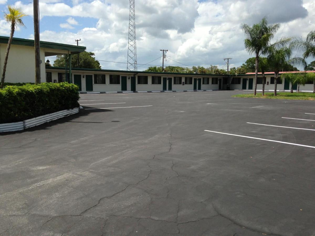 Economy Inn Okeechobee - image 3