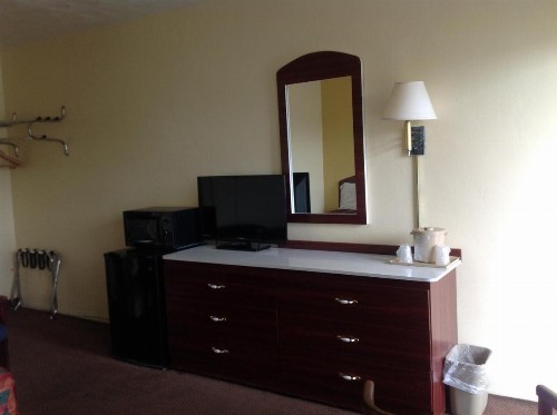 Economy Inn Okeechobee - image 6
