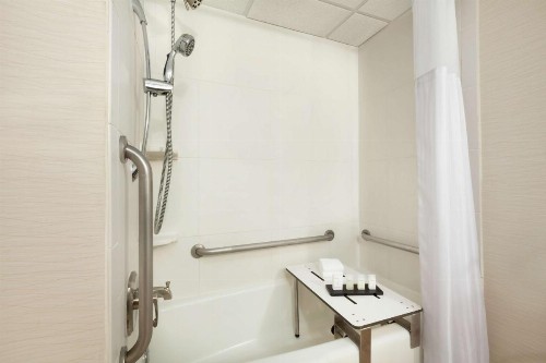 Embassy Suites Oklahoma City Will Rogers World Airport - image 2