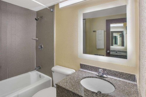 Howard Johnson by Wyndham Oklahoma City OKC Airport Fairgrounds I40 - image 2