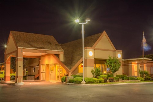 Howard Johnson by Wyndham Oklahoma City OKC Airport Fairgrounds I40 - image 3