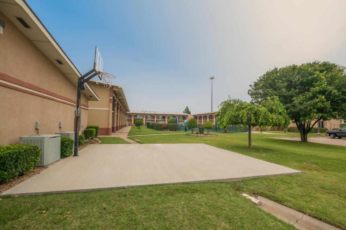 Howard Johnson by Wyndham Oklahoma City OKC Airport Fairgrounds I40 - image 6