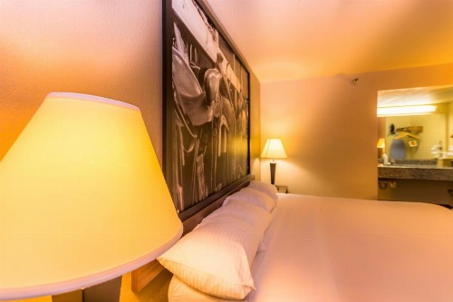 Super 8 by Wyndham Oklahoma Airport Fairgrounds West - image 10