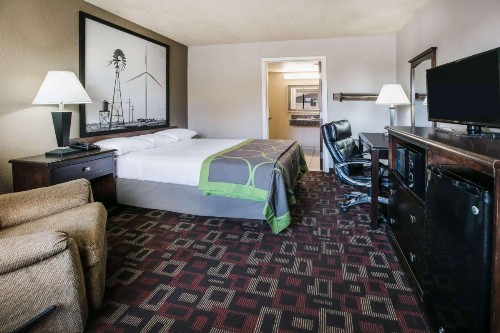 Super 8 by Wyndham Oklahoma Airport Fairgrounds West - image 12