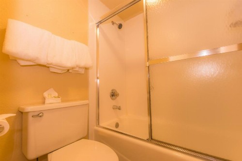 Super 8 by Wyndham Oklahoma Airport Fairgrounds West - image 13