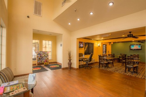 Super 8 by Wyndham Oklahoma Airport Fairgrounds West - image 16