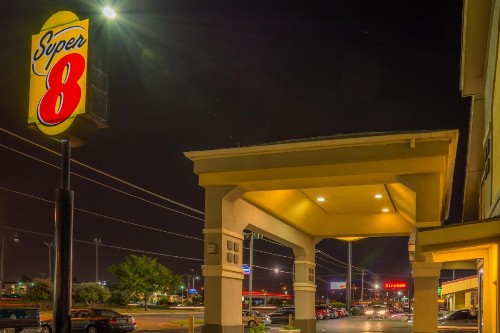 Super 8 by Wyndham Oklahoma Airport Fairgrounds West - image 2