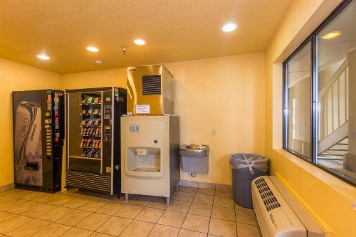 Super 8 by Wyndham Oklahoma Airport Fairgrounds West - image 24
