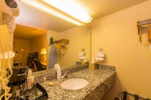 Super 8 by Wyndham Oklahoma Airport Fairgrounds West - image 28
