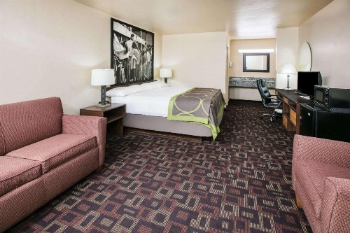 Super 8 by Wyndham Oklahoma Airport Fairgrounds West - image 3