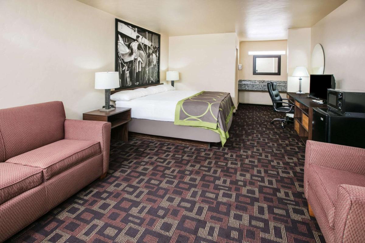 Super 8 by Wyndham Oklahoma Airport Fairgrounds West - image 3