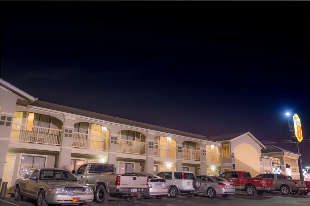Super 8 by Wyndham Oklahoma Airport Fairgrounds West - image 4