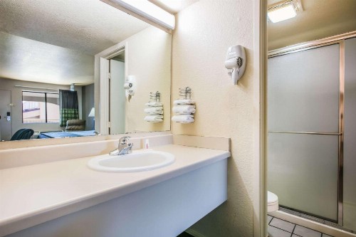 Super 8 by Wyndham Oklahoma Airport Fairgrounds West - image 9