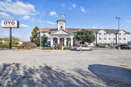 OYO Townhouse Oklahoma City Airport - image 2