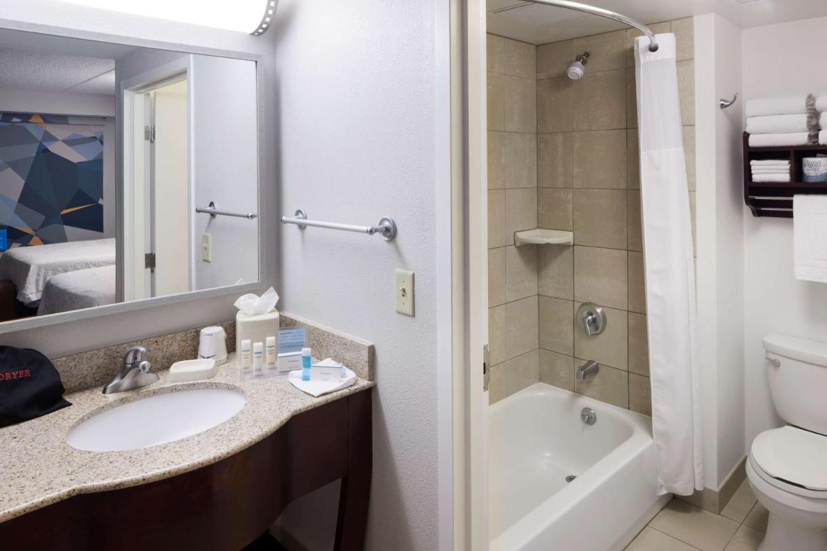 Hampton Inn & Suites Oklahoma City-Bricktown - image 3