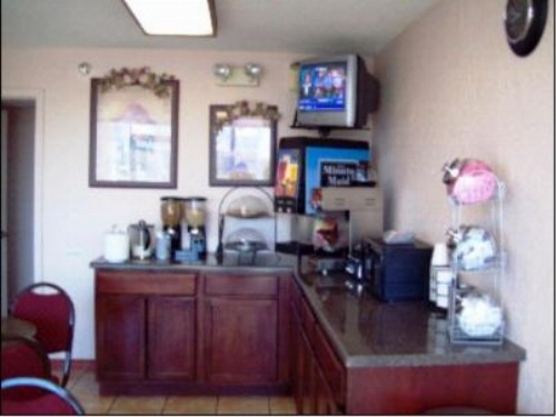 Super 8 by Wyndham Oklahoma Fairgrounds - image 12
