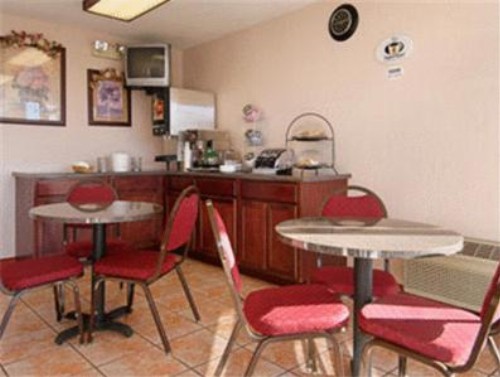 Super 8 by Wyndham Oklahoma Fairgrounds - image 13