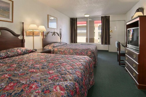 Super 8 by Wyndham Oklahoma Fairgrounds - image 3