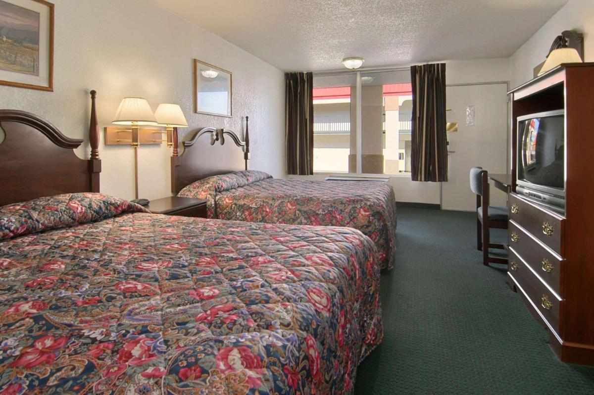 Super 8 by Wyndham Oklahoma Fairgrounds - image 3