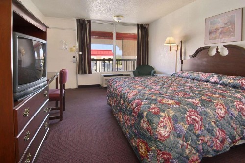 Super 8 by Wyndham Oklahoma Fairgrounds - image 4