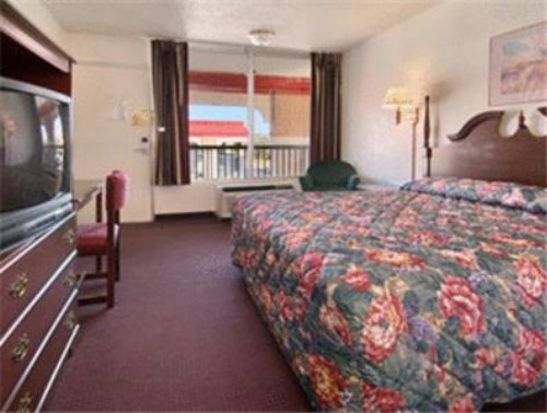 Super 8 by Wyndham Oklahoma Fairgrounds - image 8