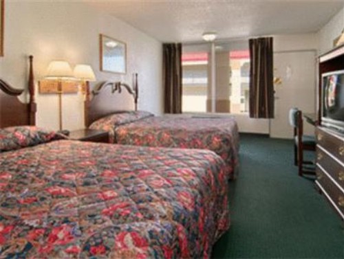 Super 8 by Wyndham Oklahoma Fairgrounds - image 9