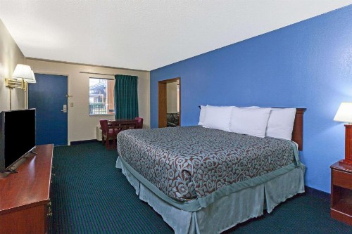 Days Inn by Wyndham Oklahoma City Fairground - image 5
