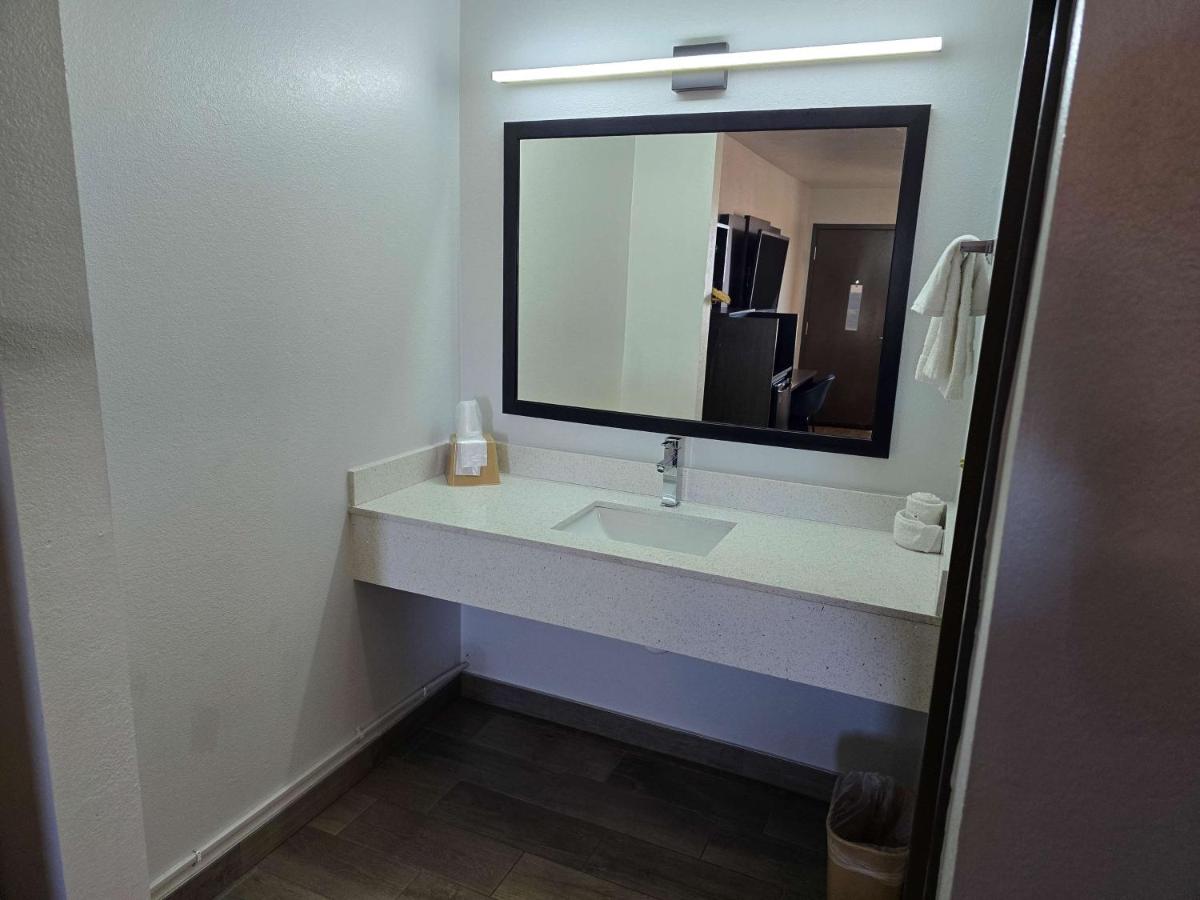 Economy Inn-Oklahoma City - image 4