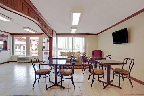 Super 8 by Wyndham Oklahoma/Frontier City - image 14