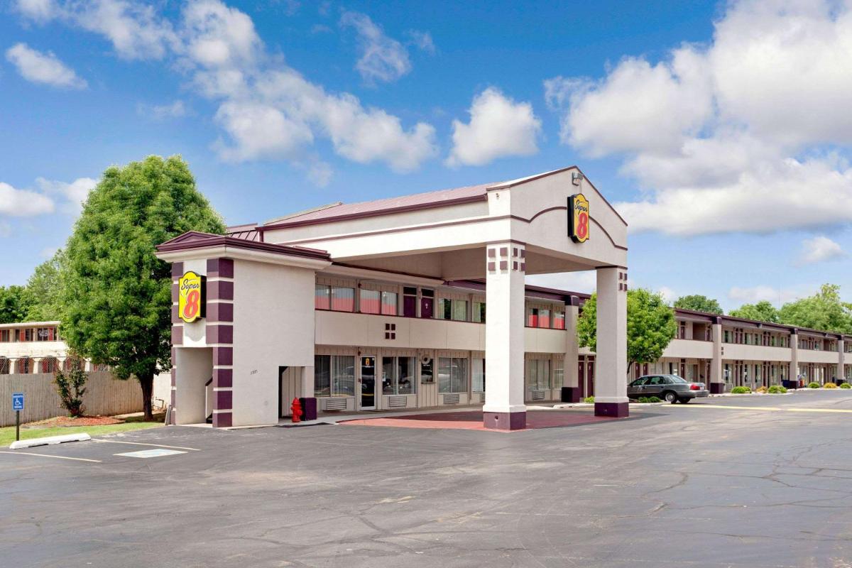 Super 8 by Wyndham Oklahoma/Frontier City - image 2
