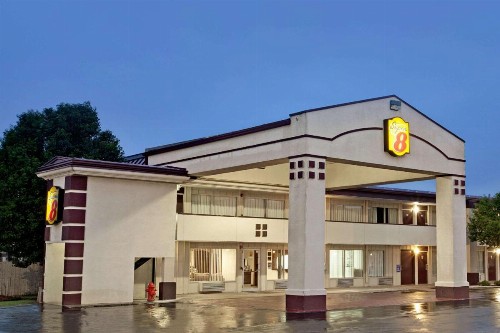 Super 8 by Wyndham Oklahoma/Frontier City - image 3