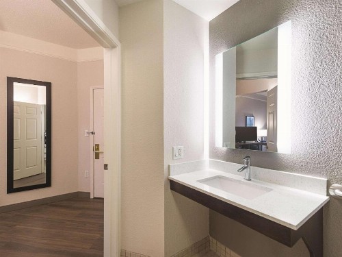 La Quinta by Wyndham Oklahoma City - NW Expwy - image 31