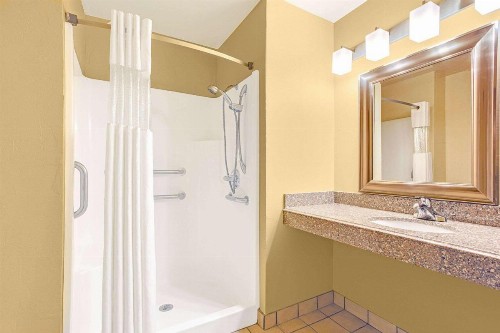 Days Inn by Wyndham Oklahoma City - image 8
