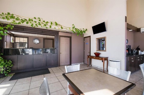 Econo Lodge Inn & Suites - image 12